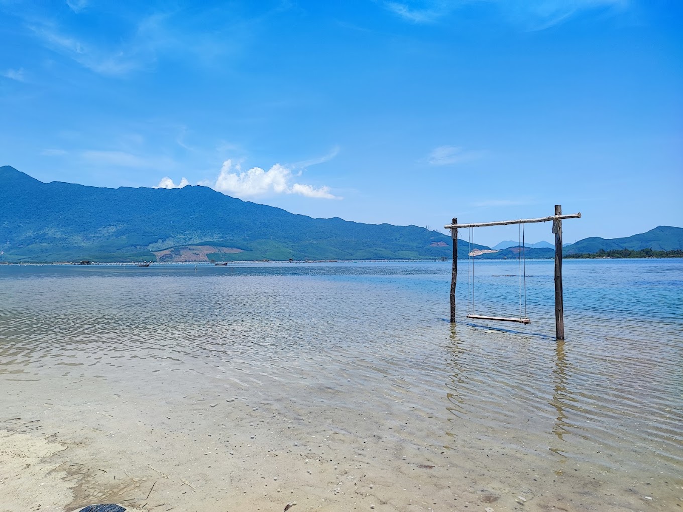 Lap An Lagoon is a tourist destination located next to National Highway 1A, passing through Lang Co town, Phu Loc district, Thua Thien Hue province