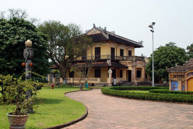 Dien Tho Palace has a spacious courtyard for serving tea to visitors