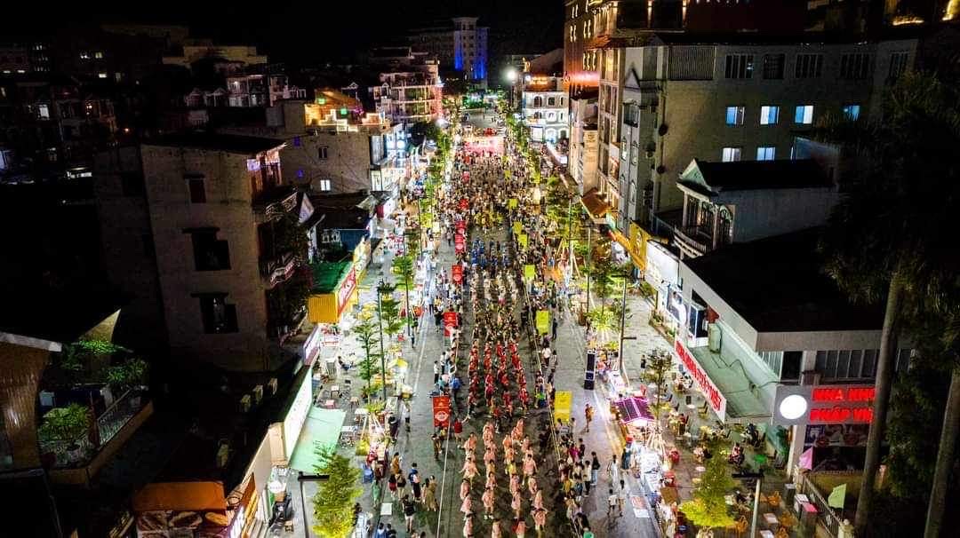 Hai Ba Trung Walking Street