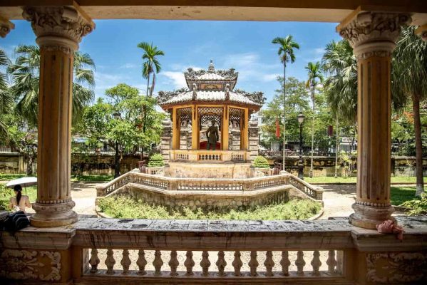 The Trung Lap Pavilion is a popular spot for many visitors to check in and take photos