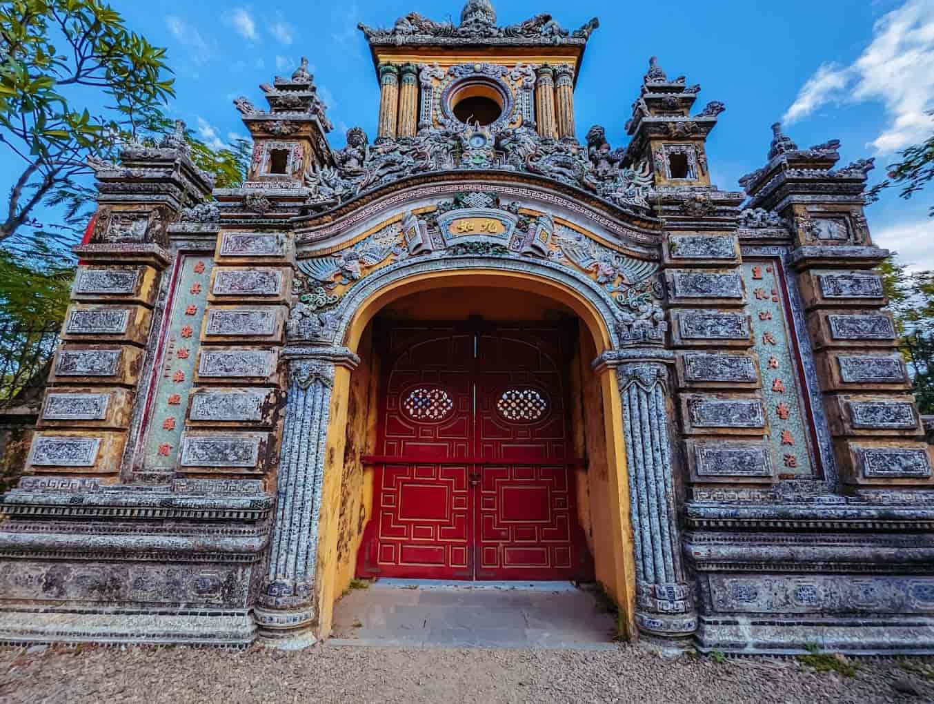 The main gate features a design primarily made of ceramics and glass, which stands out prominently.