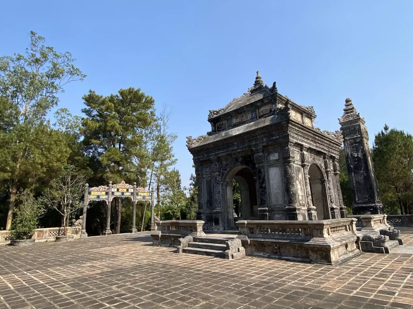 Architecture of the Tomb of Dong Khanh in Hue, showcasing trùng thiềm điệp ốc roofs and European-style influences in design.