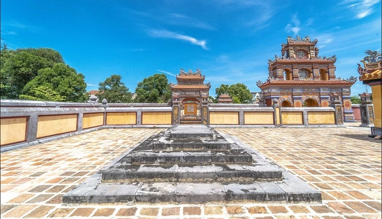 Spanning 6,245 square meters, the Tomb of Duc Duc in Hue features the grand Long An Palace, a unique double-building with intricate imperial decorations. This valuable wooden structure reflects the artistic craftsmanship of the Nguyen Dynasty, making it a significant architectural and cultural attraction.