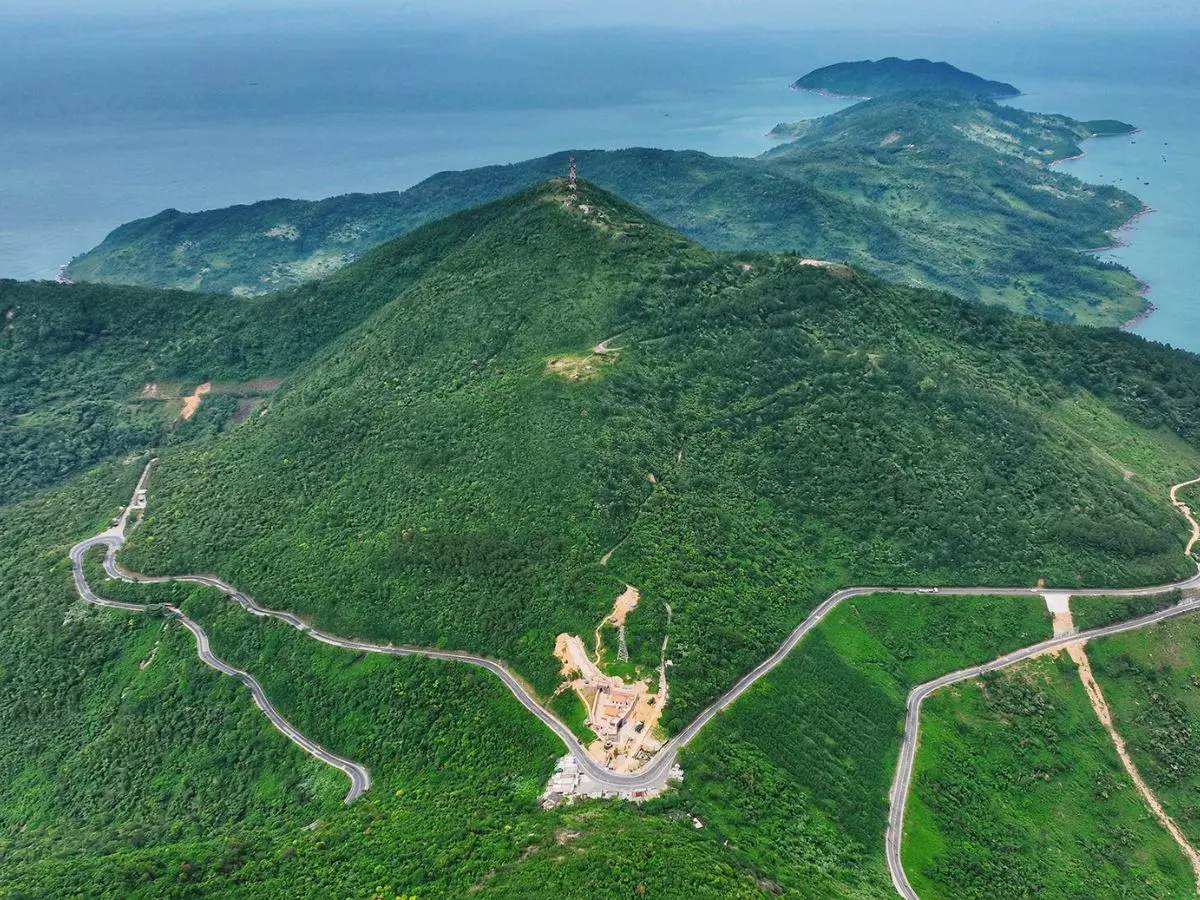 A map of Thua Thien Hue showing its boundaries with Quang Tri, Da Nang, Quang Nam, and the sea.