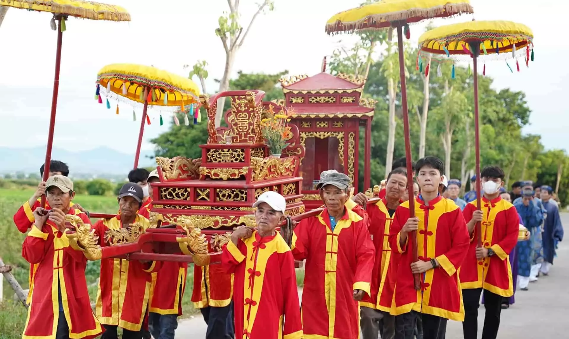 Anniversary of Lady Tran Thi Dao at Thanh Toan Bridge, featuring the procession and cultural celebrations.