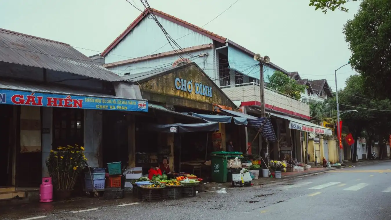 Bao Vinh Market in Hue, featuring stalls with traditional crafts and local products.