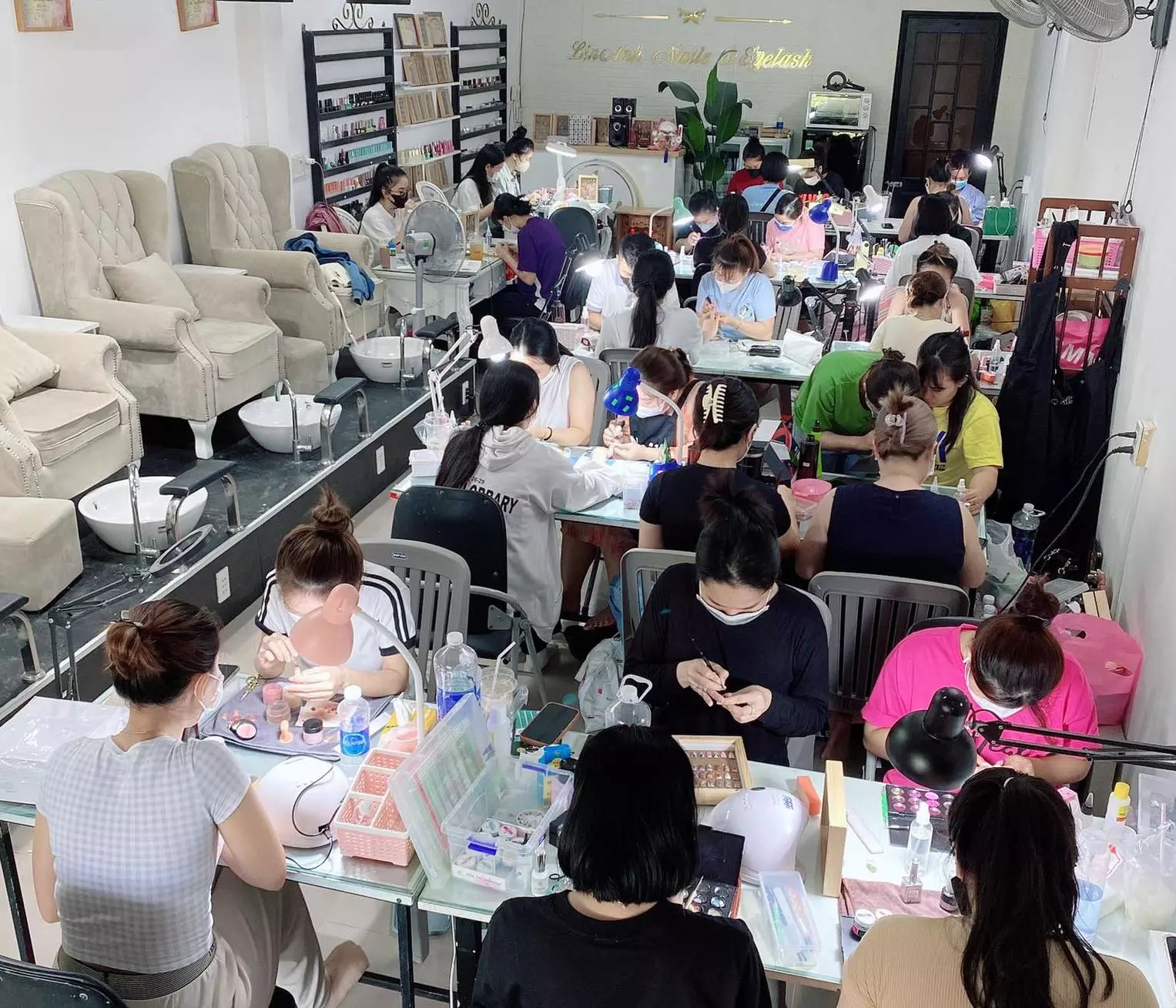 Beautiful nail art designs at LinAnh Nails in Hue City, offering high-quality services and training for aspiring nail artists.