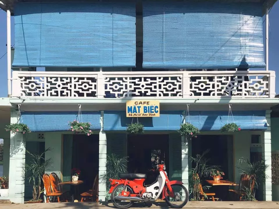 Mat Biec Coffee Shop in Hue, showcasing its nostalgic interior and vibrant atmosphere.